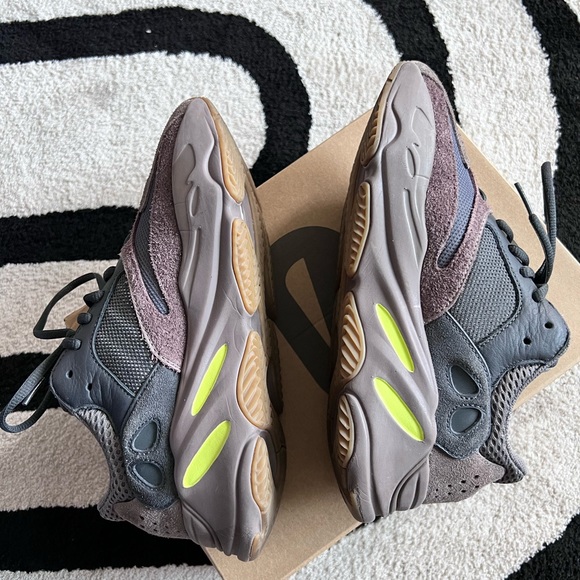 adidas Yeezy Boost 700 Mauve - Picture 10 of 13